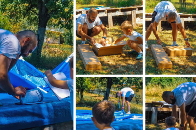 Ismar i Amir montiraju bazen, ljeto 2025.